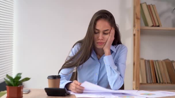 Konkurs, ung trött överarbetade latinska frilansande affärskvinna, lärare utmattad efter hårt arbete, lider av migrän på kontoret. uppsagd arbetstagare, skuld, problem — Stockvideo