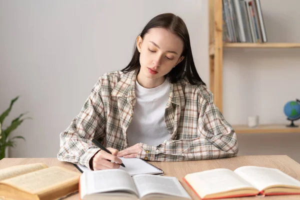 Εστιασμένη κίνητρα φοιτητής κορίτσι κολέγιο σπουδάζει με βιβλία, κατ 'οίκον εκπαίδευση, κάνει την εργασία, εκπαίδευση — Φωτογραφία Αρχείου
