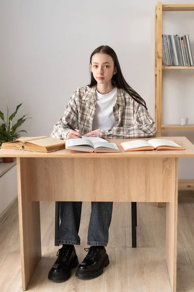 Διδασκαλία Αποστάσεως Ασιάτισσα Μαθήτρια Που Σπουδάζει Στο Σπίτι Αυτοπεποίθηση Έφηβος — Φωτογραφία Αρχείου