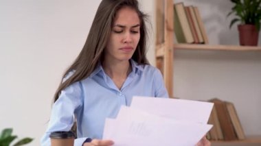 Belgelerle ofis işi, Latin kadın mali raporu ve iş karını analiz eder, iş yerinde analiz bölümü çalışanı, proje kağıdı