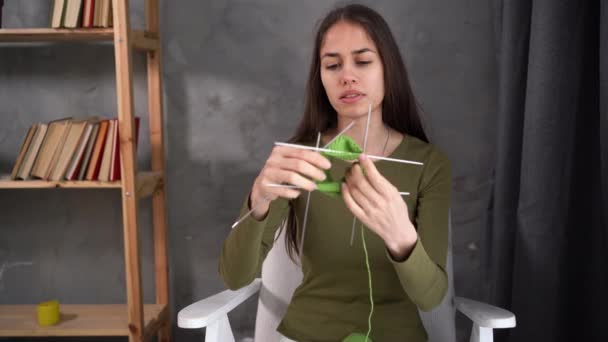Онлайн урок в'язання, латинська жінка показує в процесі в'язання камери, вчиться за допомогою відеовиклику, блогер викладає рукоділля, дозвілля та хобі — стокове відео