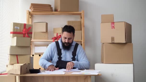 Business and job concept, indian worker porter or postman working at home warehouse, delivery and shippment — Stok video