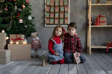 Noel takvimi duvarda asılı, çocuklar mutlu noel dekorları, kışın hediye paketleri veya şekerler, Noel gelenekleri konsepti