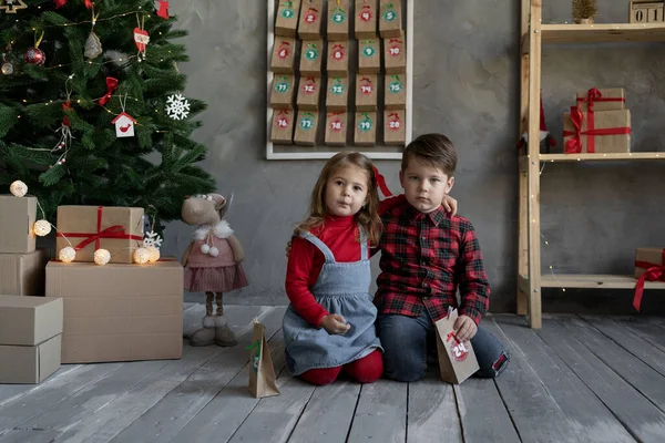 Noel takvimi duvarda asılı, çocuklar mutlu noel dekorları, kışın hediye paketleri veya şekerler, Noel gelenekleri konsepti