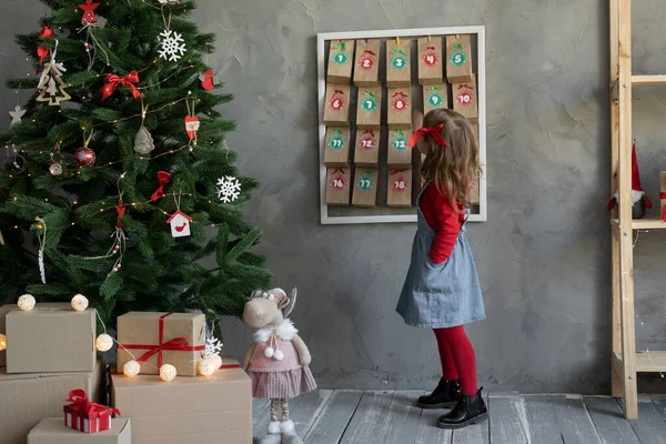 Küçük tatlı hediyeler, el yapımı Noel takvimi, Noel bebek sevinci konsepti