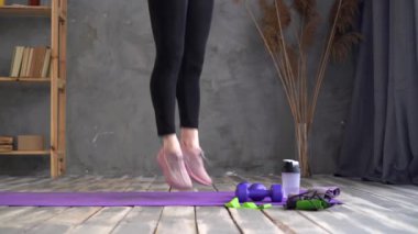 Spor yapan ve zıplayan genç bir kadının yakın plan bacakları, kardiyo çalışması, kilo kaybı. spor, fitness ve sağlıklı yaşam tarzı