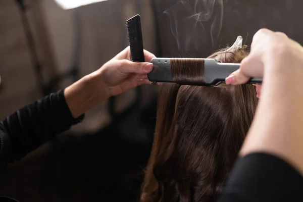 Stylist Straightens Female Hair Iron Salon Close Master Hand Copy — Stock fotografie