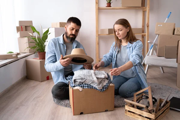 Young Couple New Apartment Day Move Sit Floor Unpack Things — Stock Photo, Image