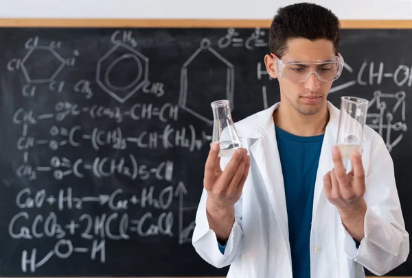 Arabic Chemistry Student Compares Liquid Beger Glass Chemistry Erlenmeyer Flask — 스톡 사진