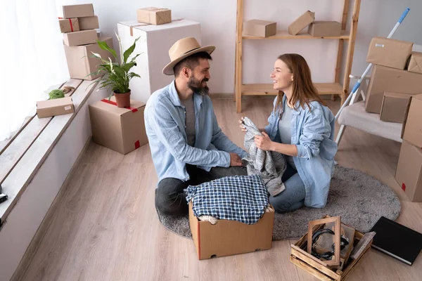 Man Woman Day Move Sit Floor Unpack Things Happy Couple — Fotografia de Stock