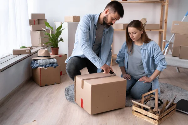 Man Woman Day Move Sit Floor Unpack Things Man Cuts — Fotografia de Stock