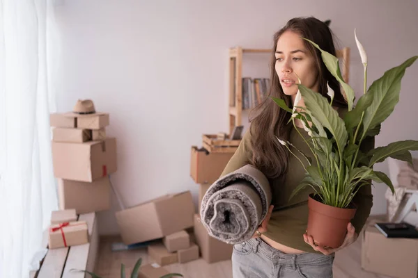 Young Woman Favorite Plant Moves New House Spanish Woman Plant — Stock Photo, Image