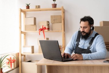 Küçük işletme hevesli girişimci, bilgisayar, çevrimiçi pazarlama paketleme kutusu teslimatı, KOBİ e-ticaret tele pazarlama kavramı kullanarak merkez büroda çalışan küçük ve orta büyüklükte bir iş adamı..