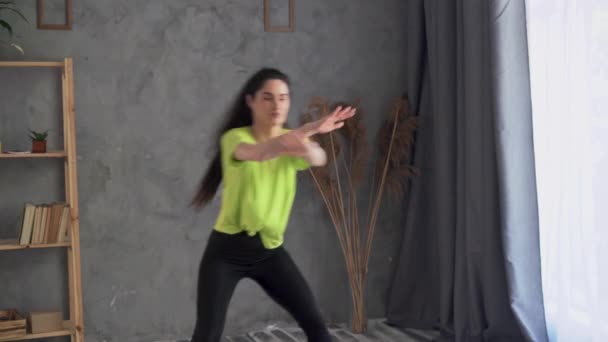 Latin γυναίκα ενεργό προπόνηση σπορ στο σπίτι, άσκηση για την άντληση χέρια και τα πόδια. Αθλητισμός, δραστηριότητα, κίνητρο — Αρχείο Βίντεο