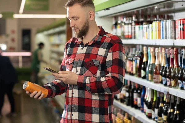 Покупки Винному Відділі Супермаркету Красивий Чоловік Вибирає Пиво Банці Бородатий — стокове фото