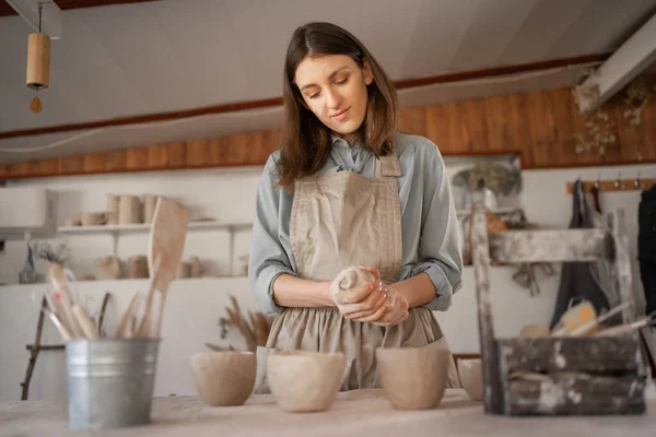 年轻的女工匠在创意工作室上制陶课或车间时 专注于用生土制作壶模型 女陶瓷店主在手工陶工零售店制造手工艺品 — 图库照片