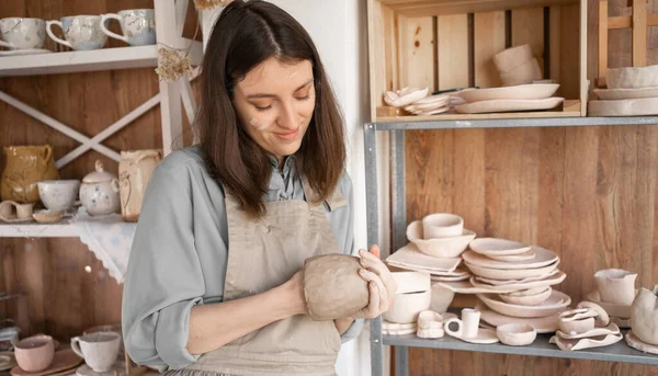 Portrait Concentrated Gochar Woman Sculpting Clay Bowl Workshop Young Ceramist — Fotografia de Stock