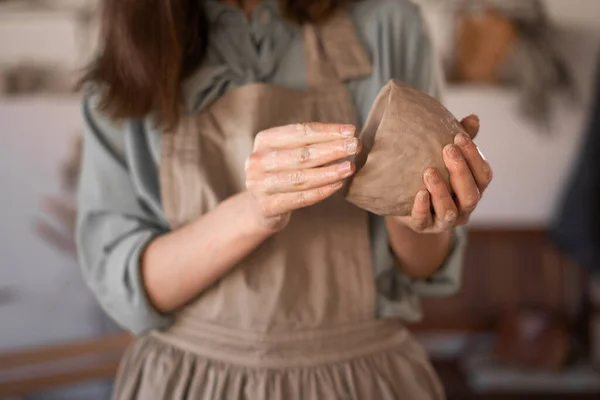 工作中的女陶工 波特的手在粘土中形成了一个圆形的壶 女雕塑家用未加工湿粘土制成的碗 复制空间 — 图库照片