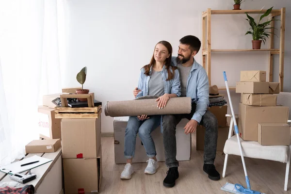 Cheerful Young Couple New Apartment Empty Room Boxes Shelf Moving — Fotografia de Stock