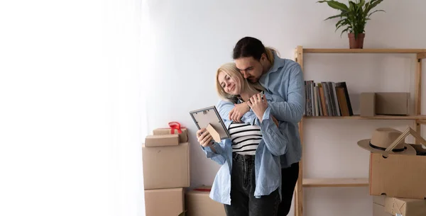 Young Couple Move New Home Standing Take Out Unpack Belongings — Fotografia de Stock