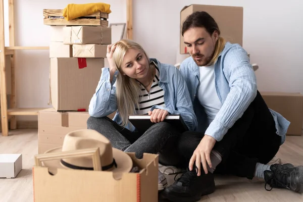 Couple Moving House Happy Couple Relaxing While Sitting Cardboard Boxes — Stock fotografie