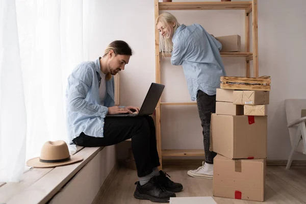 Young Married Couple Move New Home Relax Floor Unpacking Things — Stockfoto