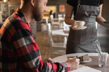 Garson adam için sabah kahvesi ve keki servis ediyor. Restoran müşteri hizmetleri, garson iyi iş, kafeteryada iş adamı, fotokopi odası.