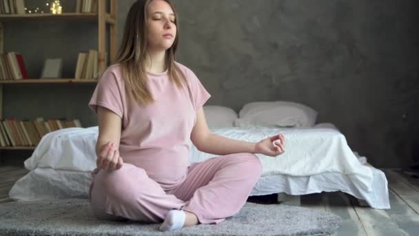 Doğum meditasyon. Hamile kadın meditasyon Lotus bulunduğu otururken — Stok video