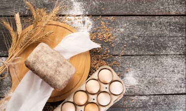 Ahşap zemin üzerinde taze pişmiş geleneksel çavdar ekmeği.