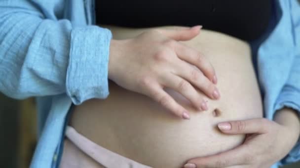 Bauch Einer Schwangeren Frau Junge Schwangere Frau Steht Schlafzimmer Und — Stockvideo