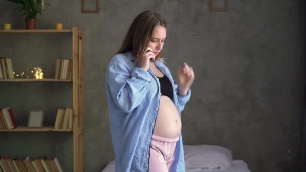 Belle Femme Tenant Ventre Enceinte Utilisant Téléphone Jeune Enceinte Maman — Video