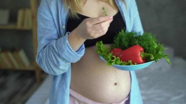 妊娠中の女性のための新鮮な野菜 食事と健康食品 妊娠中の女の子は新鮮な有機野菜を食べる ケトダイエットや将来の母親の健康 — ストック動画