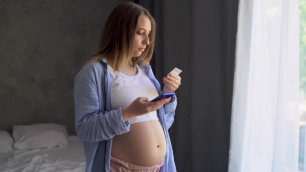 Gravid Kvinne Som Betaler Kredittkort Bruker Telefon Sørger Sikker Internettbetaling – stockvideo