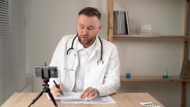 Ferngesteuerte Medizinische Online Chat Beratung Telemedizin Distanzdienste Lächelnder Arzt Mit — Stockvideo