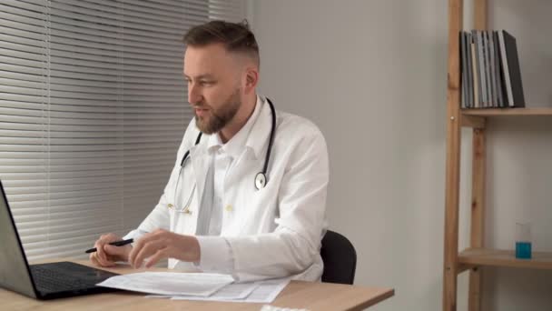 Šťastný Doktor Mává Rukou Virtuálním Videohovorem Online Konzultace Notebooku Nemocnici — Stock video