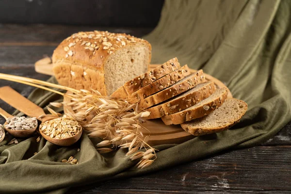 Organic Whole Wheat Bread Loaf Ready Eat Multi Grains Bread — Stock Photo, Image