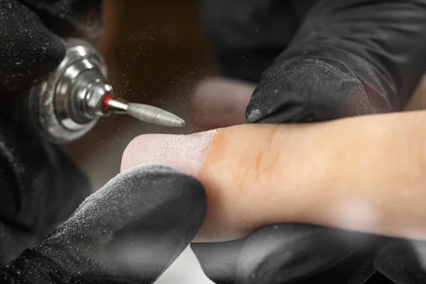 Feminino Asiático Manicure Salão Usando Caneta Portátil Forma Broca Unhas — Fotografia de Stock