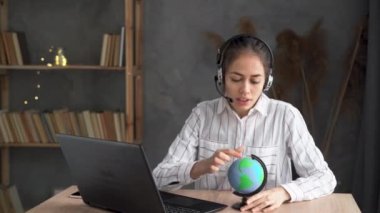 Modern ofiste oturan ve kulaklık takan mutlu yönetici bayan görüntüsü arayan bir müşteri. Turistler tur menajerliği yapıyor. Yardım hattı hizmeti, Çevrimiçi danışma ve müşteri desteği