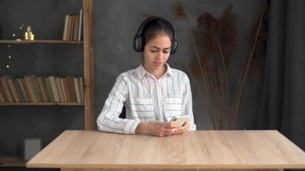 Chica Feliz Escuchando Música Desde Teléfono Móvil Sentado Cerca Mesa — Vídeos de Stock