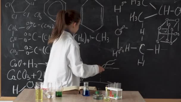 Une Petite Scientifique Manteau Blanc Écrit Une Formule Sur Tableau — Video