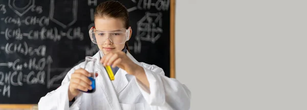 Pequeno Estudante Química Fazer Uma Experiência Uma Rapariga Fazer Experiências — Fotografia de Stock