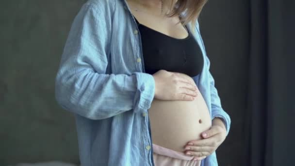 Mujer Embarazada Feliz Pie Dormitorio Sosteniendo Acariciando Gran Vientre Casa — Vídeos de Stock