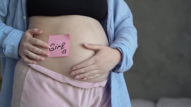 Mujer Embarazada Con Pegatina Papel Barriga Con Chica Inscripción Concepto — Vídeos de Stock