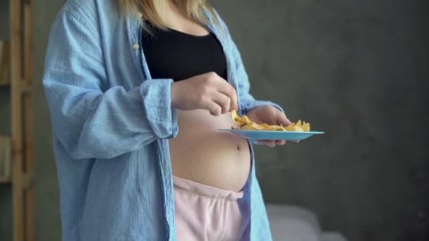 Embarazada Feliz Sonriente Mujer Pie Sala Estar Comiendo Comida Chatarra — Vídeo de stock