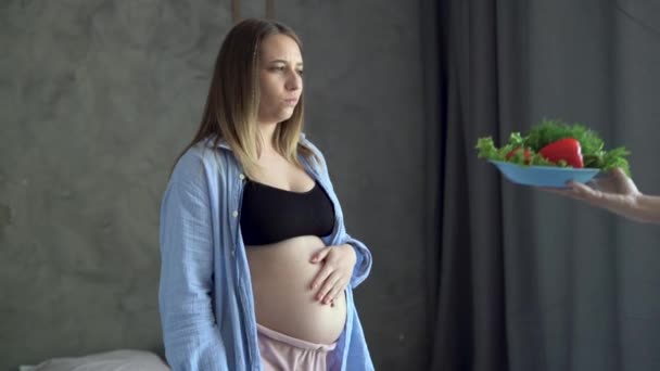 Stop Met Het Gezonde Voedsel Tijdens Zwangerschap Zwangere Vrouw Weigert — Stockvideo