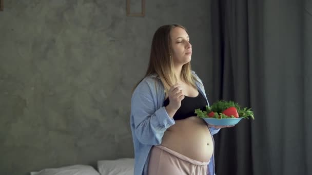 Szczęśliwa Kobieta Ciąży Jedząc Sałatkę Warzywną Śniadanie Sypialni Domu Ciąża — Wideo stockowe