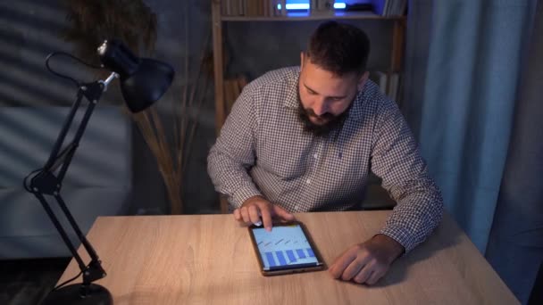 Homem Negócios Barbudo Usando Seu Tablet Digital Tarde Noite Trabalhando — Vídeo de Stock