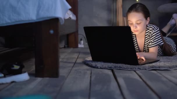 Dívka Dívá Kreslené Filmy Noci Pomocí Notebooku Ležící Podlaze Ložnici — Stock video