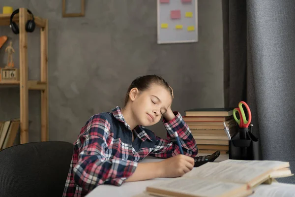 Μαθήτρια Κοιμάται Ανοιχτό Βιβλίο Ενώ Κάνει Την Εργασία Στο Σπίτι — Φωτογραφία Αρχείου