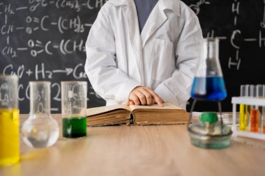 Laboratuvarda deneyler yapan tanınmayan genç bir öğrenci. Laboratuvarda tecrübeliyim. Bilim ve eğitim kavramı